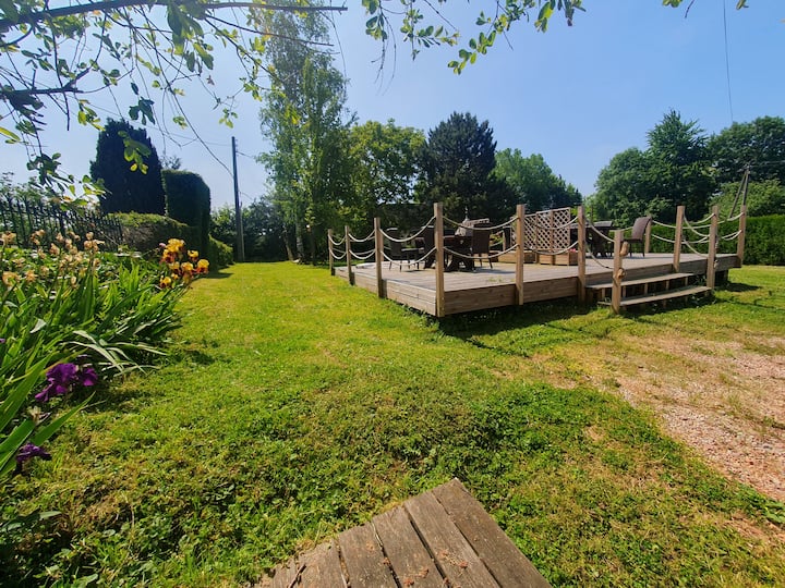 Terrasse extérieure avec salon de jardin - Pays d'Auge